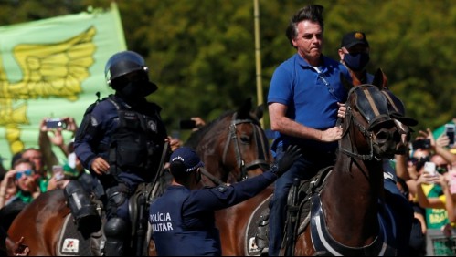 Presidente de Brasil se paseó a caballo: Protesta contra Bolsonaro termina con gases lacrimógenos y detenidos