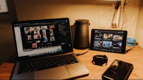 Senadora mexicana deja su cámara encendida en sesión y sufre percance mientras se cambia ropa