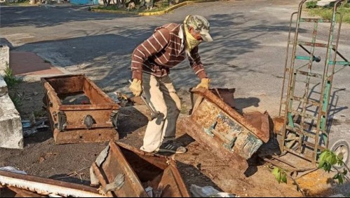 Hombre mexicano no le teme al coronavirus y 'gana dinero' con metales de los ataúdes ya enterrados