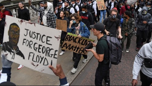 Endurecen cargos contra policía que asfixió a George Floyd e imputan a otros tres agentes