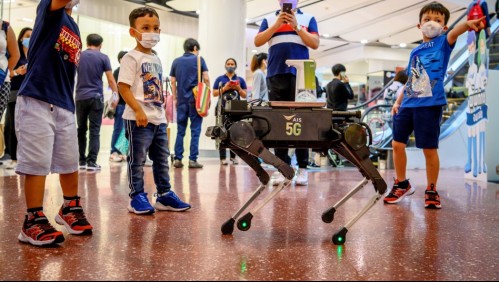 K9, el perro robot que reparte alcohol gel en un centro comercial de Tailandia