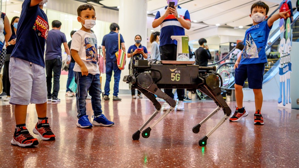 K9 perro alcohol gel bangkok K9, el perro robot que reparte alcohol gel en un centro comercial de Tailandia