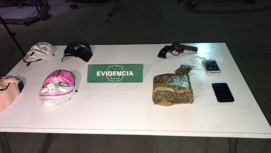 Detienen a banda dedicada al desmantelamiento de vehículos: Miembros portaban marihuana y armas de fuego Detienen a banda dedicada al desmantelamiento de vehículos: Miembros portaban marihuana y armas de fuego