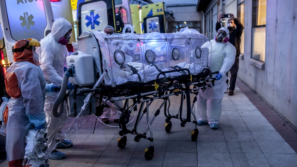 Trasladan a cuatro pacientes críticos contagiados con coronavirus a Osorno Trasladan a cuatro pacientes críticos contagiados con coronavirus a Osorno