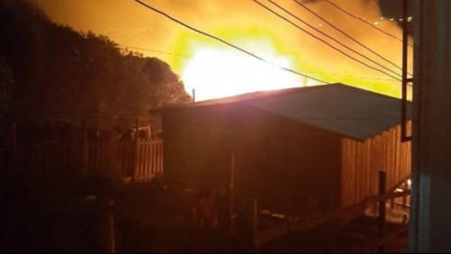 Incendio afectó al menos cuatro casas en el sector alto de Viña del Mar