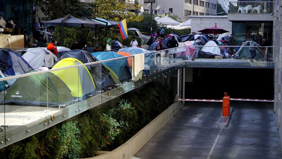 Campamento en Providencia. Coronavirus: Recién nacido pasó la noche en carpa instalada en Avenida Providencia