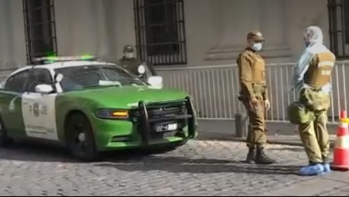 Operativo policial fuera del Palacio de La Moneda por persona con coronavirus