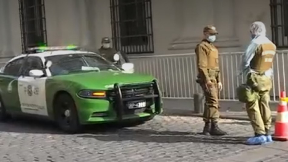 Imágenes del lugar. Operativo policial fuera del Palacio de La Moneda por persona con coronavirus