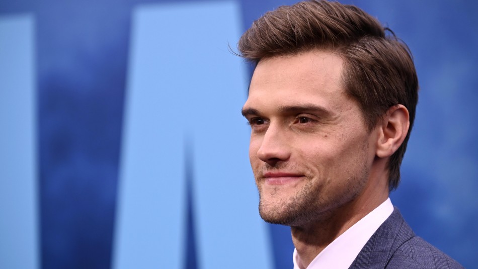 Hartley Sawyer Estrella de The Flash es despedido tras mensajes racistas y misóginos