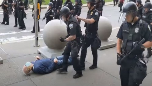 Donald Trump califica de montaje la caída de un manifestante empujado por policías