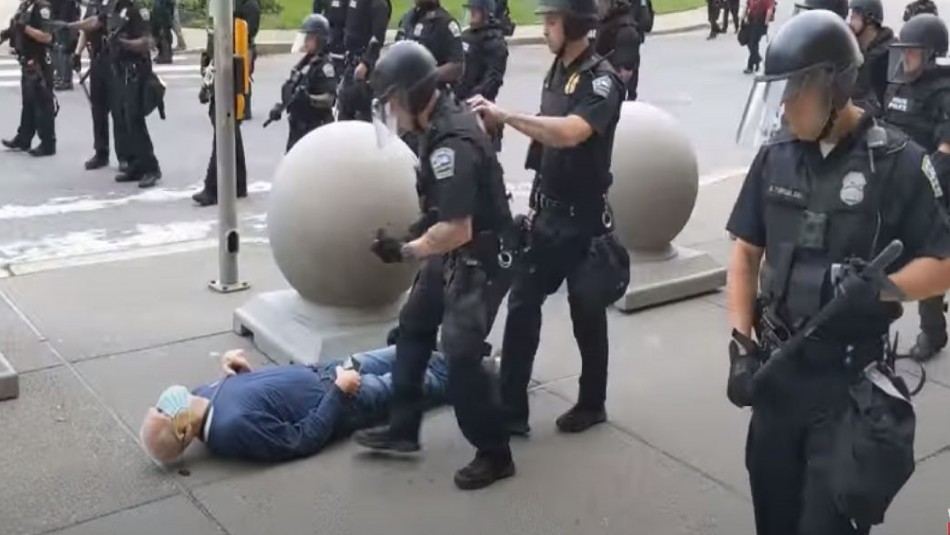 Donald Trump califica de montaje la caída de un manifestante empujado por policías Donald Trump califica de montaje la caída de un manifestante empujado por policías