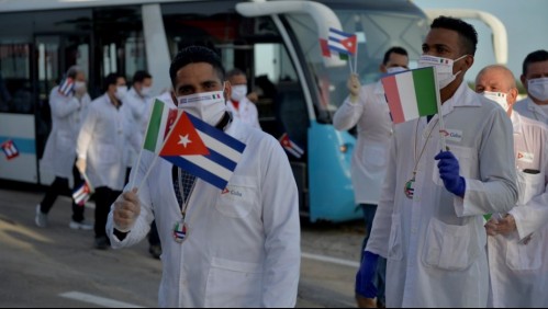 Cuba recibe como héroes a médicos que ayudaron en la lucha contra el coronavirus en Italia