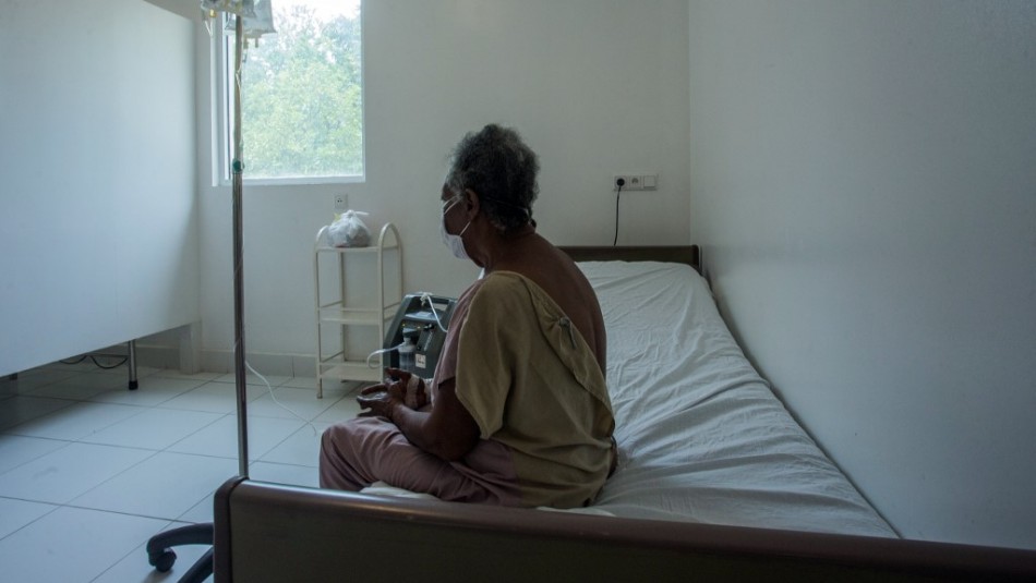 Denuncian que hospitales en España rechazaron atender a mayores de 75 años contagiados por coronavirus Denuncian que hospitales en España rechazaron atender a mayores de 75 años contagiados por coronavirus