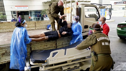 Persona es trasladada por Carabineros en un camión hasta una clínica