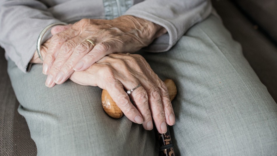 Joven con coronavirus cuida a sus abuelos también infectados sin recibir ayuda sanitaria Joven con coronavirus cuida a sus abuelos también infectados sin recibir ayuda sanitaria