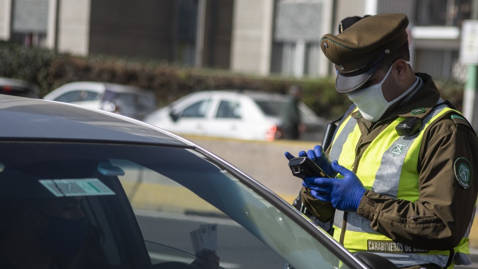 Atropellan a carabinero en fiscalización por cuarentena Atropellan a carabinero que fiscalizaba cumplimiento de cuarentena en Santiago