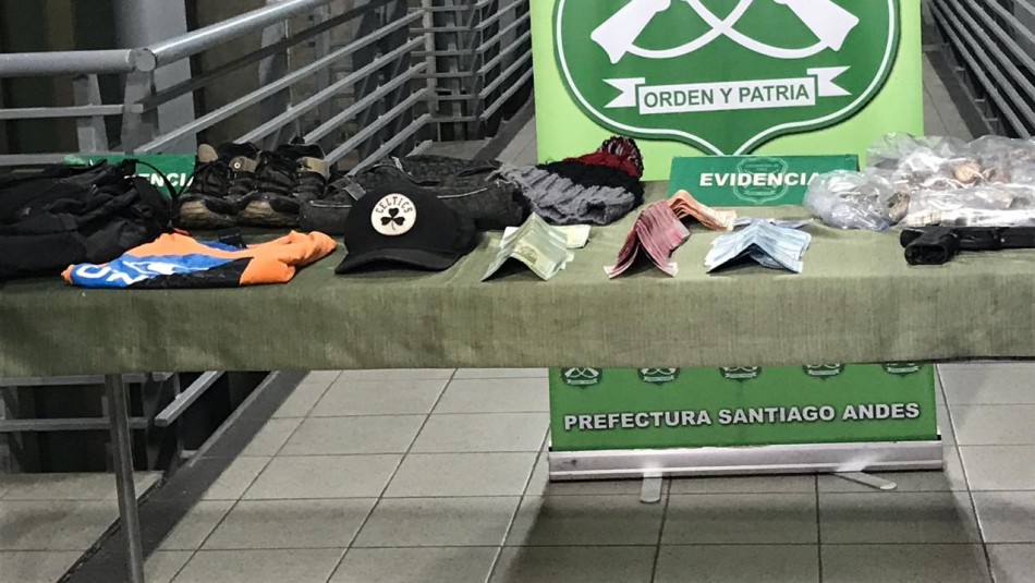 Carabineros detiene a banda que asaltaba a farmacias desde marzo Carabineros detiene a banda que asaltaba a farmacias desde marzo