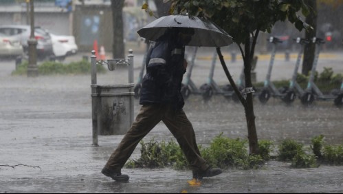 Lluvia en Santiago comenzará en la madrugada y se extenderá hasta el mediodía del viernes