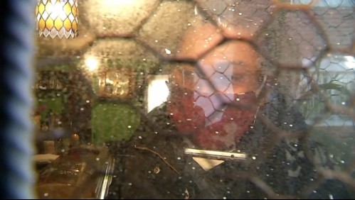 Mujer que tiene a ataúd de su suegra en casa: Mi esposo está internado y no sabe que ella está fallecida