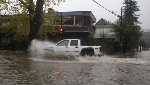 Videos muestran estragos del sistema frontal en el sur: Intensas lluvias llegarían a Santiago este viernes