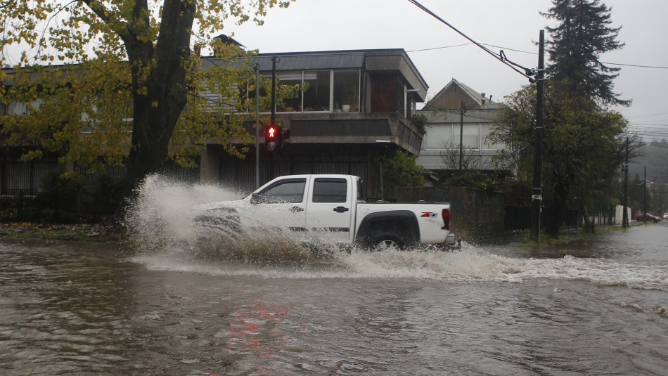 Lluvia en Concepción Videos muestran estragos del sistema frontal en el sur: Intensas lluvias llegarían a Santiago este viernes
