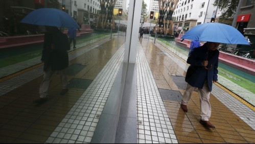 Lluvia, viento y hasta aguanieve en la parte alta esperan a Santiago este viernes