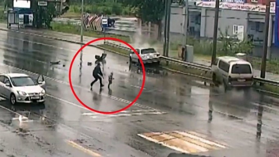 Rusia: Policía salva a niño que salió volando de una furgoneta en accidente de tránsito Rusia: Policía salva a niño que salió volando de una furgoneta en accidente de tránsito
