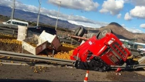 Una persona fallecida deja volcamiento de camión en Ruta 5 Norte en comuna de Lampa
