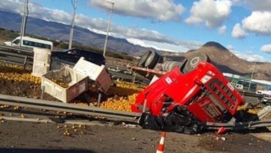 Una persona fallecida deja volcamiento de camión en Ruta 5 Norte en comuna de Lampa Una persona fallecida deja volcamiento de camión en Ruta 5 Norte en comuna de Lampa