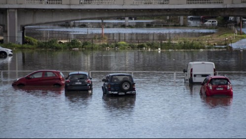 Vehículos quedan atrapados tras aumento del caudal del Estero Marga Marga en Viña del Mar