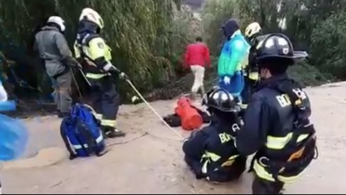Videos muestran rescate de trabajador arrastrado por la corriente del estero en Quilpué