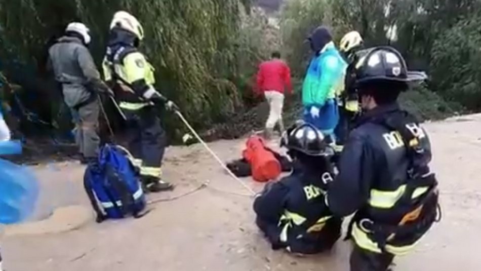 estero quilpué rescate Videos muestran rescate de trabajador arrastrado por la corriente del estero en Quilpué