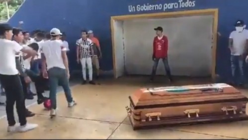El homenaje a joven futbolista asesinado: Llevaron su ataúd a una cancha para despedirlo con un gol