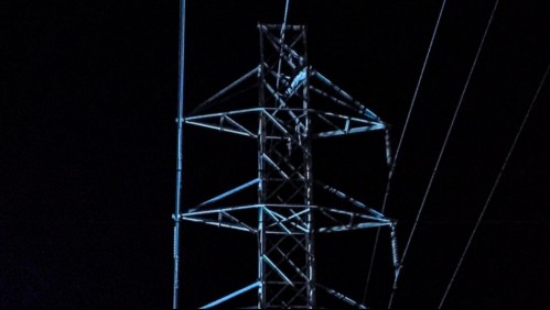 Hombre es rescatado tras subir a torre eléctrica durante el toque de queda en Lo Prado