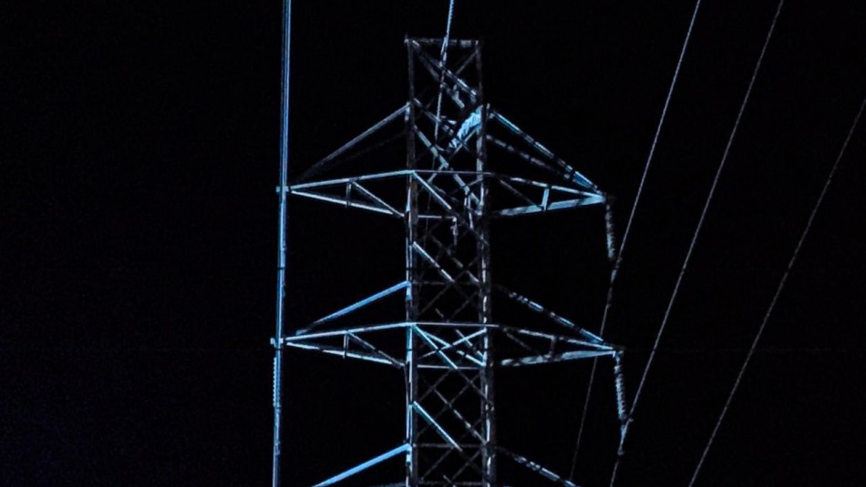 Hombre es rescatado tras subir a torre eléctrica en comuna de Lo Prado Hombre es rescatado tras subir a torre eléctrica durante el toque de queda en Lo Prado