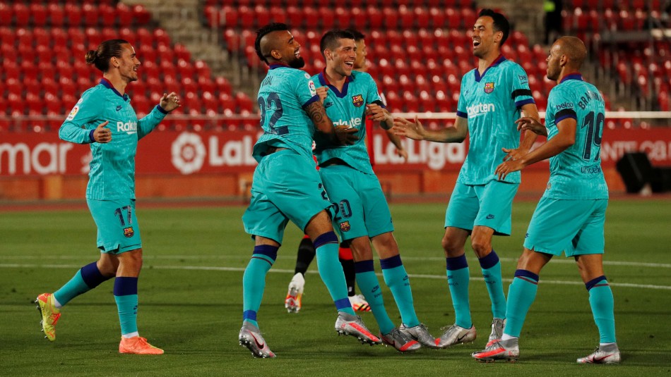 Arturo Vidal Arturo Vidal va a la cancha con Barcelona.