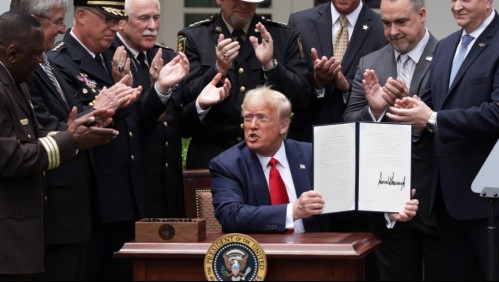 Trump firma reforma policial ante oleada de reclamos contra el racismo y abuso