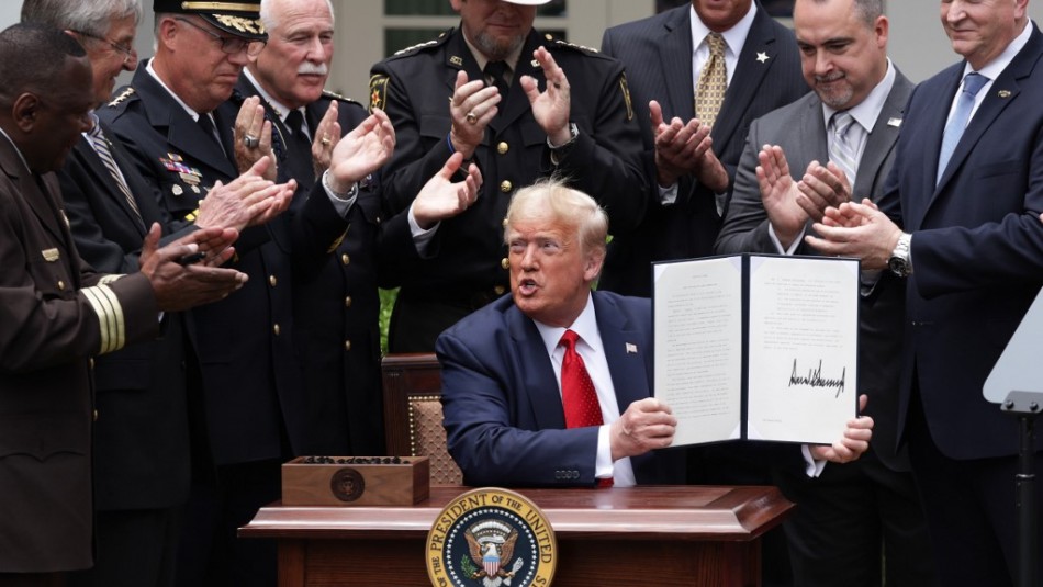 Trump firma reforma policial ante oleada de reclamos contra el racismo y abuso Trump firma reforma policial ante oleada de reclamos contra el racismo y abuso