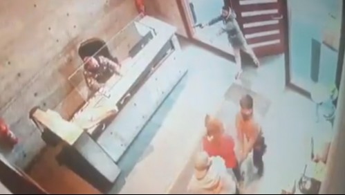 Video: Mujer intentó vender un iPhone 11 y supuesto comprador la asaltó en la recepción de su edificio