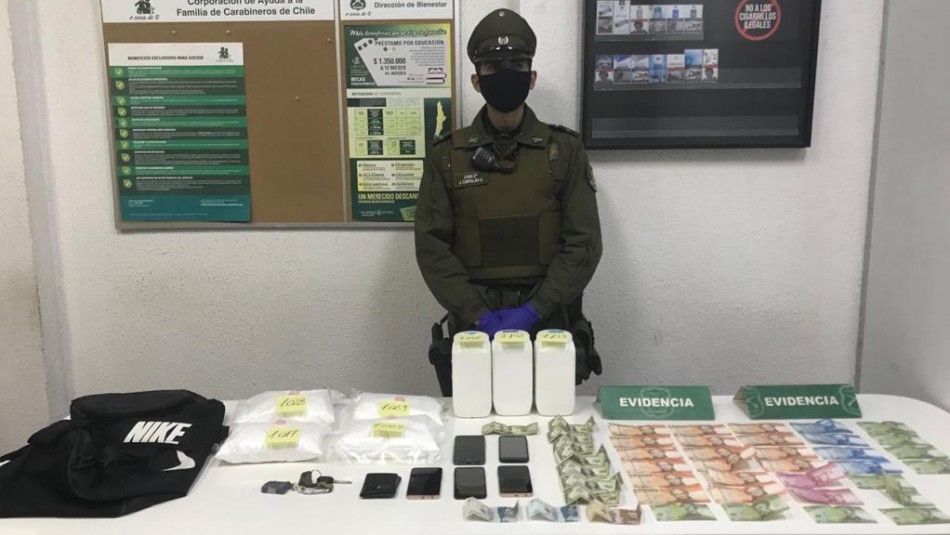 Carabineros detiene a ciudadanos extranjeros que portaban kilos de cocaína Carabineros detiene a ciudadanos extranjeros que portaban kilos de cocaína