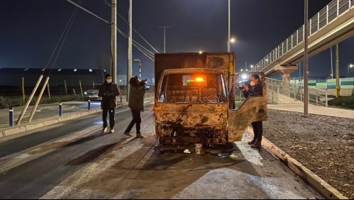 Robo en bodega de Colina termina con cuatro vehículos quemados