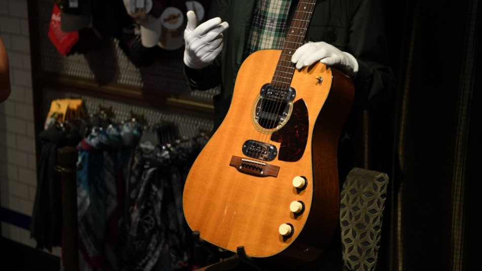 En seis millones de dólares subastan icónica guitarra de Kurt Cobain En seis millones de dólares subastan icónica guitarra de Kurt Cobain