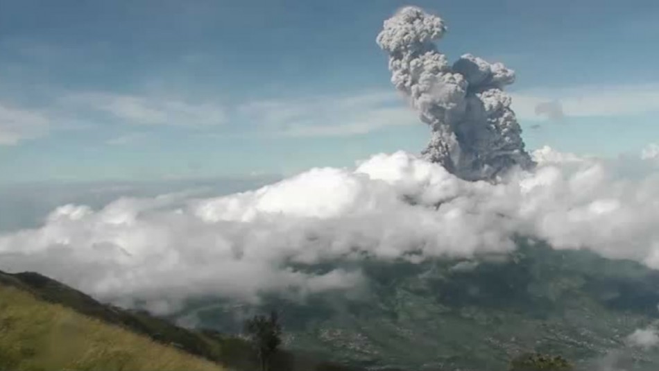 El volcán Merapi entra en erupción en Indonesia El volcán Merapi entra en erupción en Indonesia