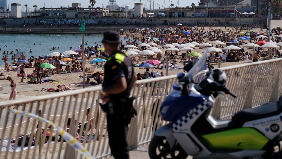 España. Gran cantidad de gente en playas y aeropuertos: España prueba la