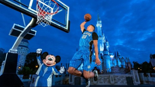 Disney World utiliza personajes de exitosas películas animadas para promocionar la NBA