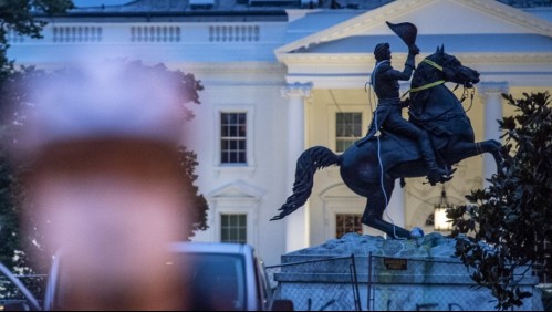 Intentan derribar estatua cerca de la Casa Blanca durante manifestaciones antirracistas
