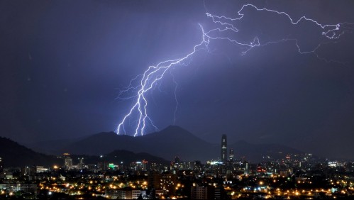 Aviso de tormenta eléctrica para Santiago: Fenómeno ocurriría entre Valparaíso y el Biobío