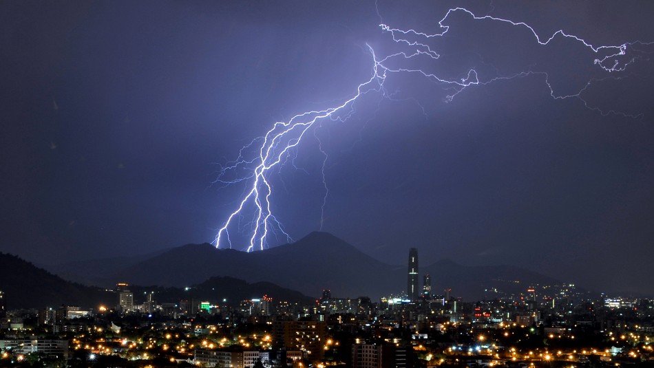 Imagen referencial Aviso de tormenta eléctrica para Santiago: Fenómeno ocurriría entre Valparaíso y el Biobío