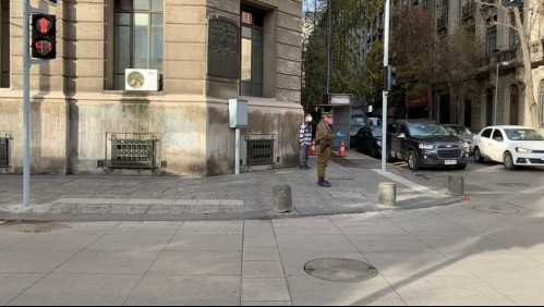 Hombre que asegura tener coronavirus pide ayuda a Carabineros en cercanías de La Moneda