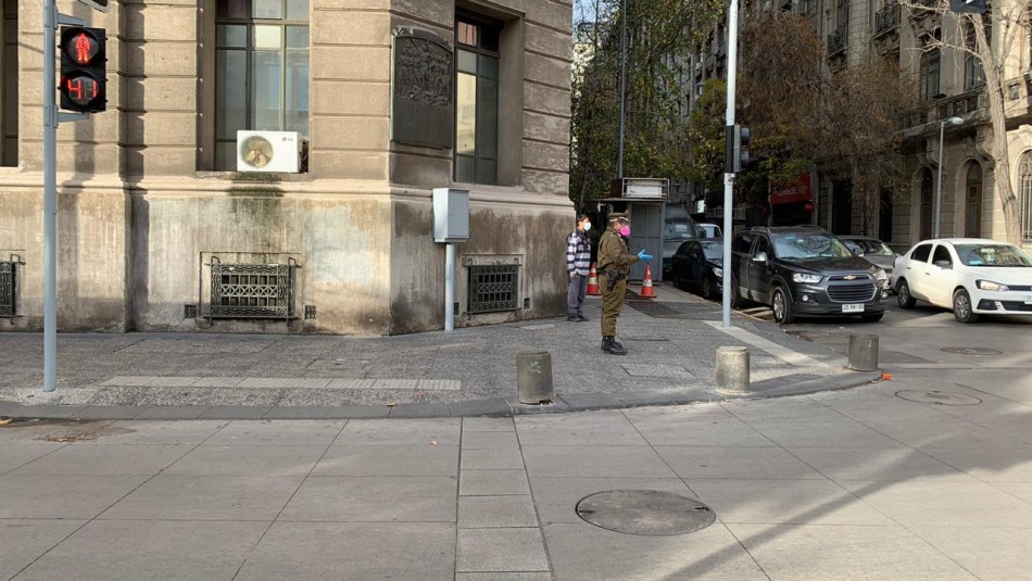 Hombre que asegura tener coronavirus pide ayuda a Carabineros en cercanías de La Moneda Hombre que asegura tener coronavirus pide ayuda a Carabineros en cercanías de La Moneda